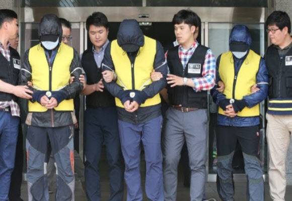 전남 신안군의 한 섬마을 초등학교 관사에서 여교사를 성폭행한 학부모 2명과 주민 1명이 검찰로 송치되는 모습. (사진=연합뉴스)