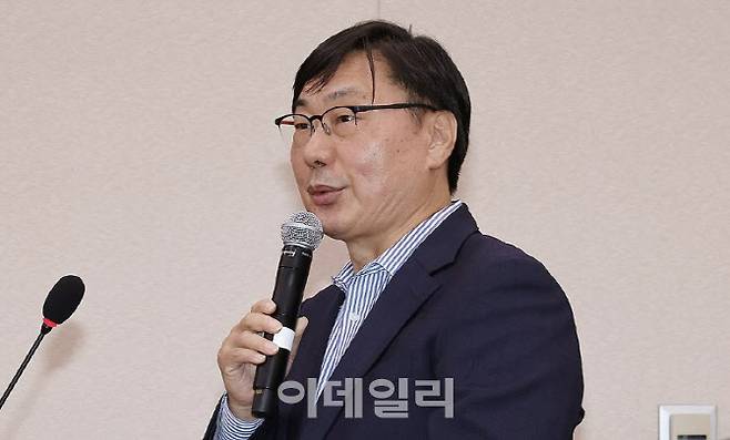 지난해 10월 25일 오후 국회에서 열린 법제사법위원회 국정감사에 증인으로 출석한 이화영 전 경기도평화부지사가 의원 질의에 답변하고 있다.(사진=연합뉴스)