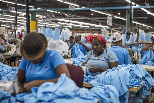 도미니카공화국 자유무역지대의 한 공장 내부 모습. (사진=AFP)