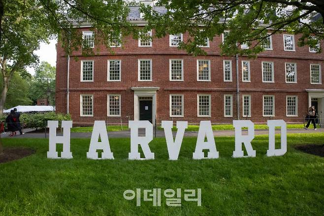 4월 27일(현지시간) 미국 매사추세츠주 보스턴에 있는 하버드 대학교 캠퍼스에 하버드 표지판이 보인다.(사진=AFP)