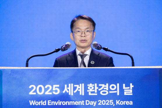 이병화 환경부 차관이 5일 제주특별자치도 서귀포시 소재 제주국제컨벤션센터에서 열린 ‘2025 세계 환경의 날’ 기념식에서 개회사를 하고 있다. (사진=환경부)