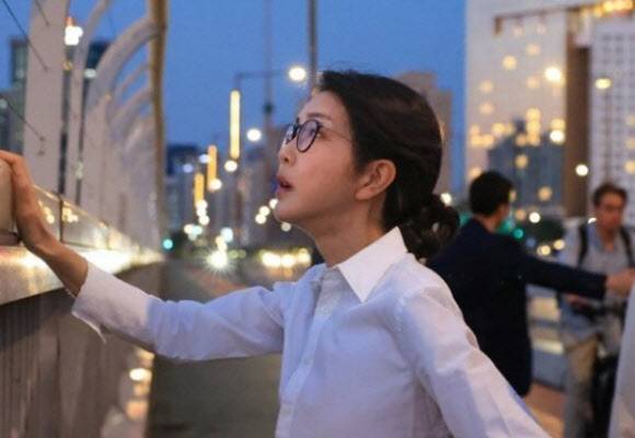 김건희 여사가 지난해 9월 10일 &lsquo;세계 자살 예방의 날&rsquo;을 맞아 서울 마포대교에서 마포경찰서 용강지구대 근무자와 함께 도보 순찰을 하고 있다. (사진=대통령실)