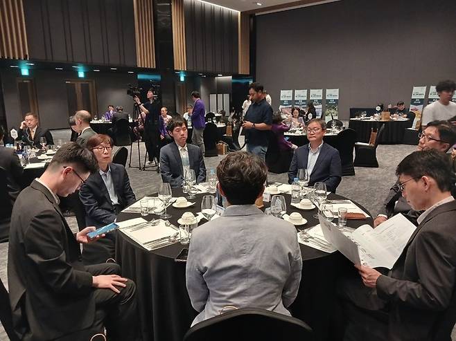 한국 선수단. 유창혁 9단과 이창호 9단이 보인다.(신안에서 MHN 엄민용 선임기자)