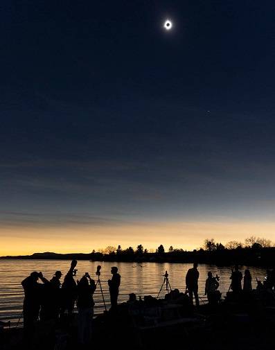 2024년 4월 8일 캐나다 퀘벡에서 일어난 일식(개기일식 및 부분일식)을 관찰하는 모습.[사진=SNS]