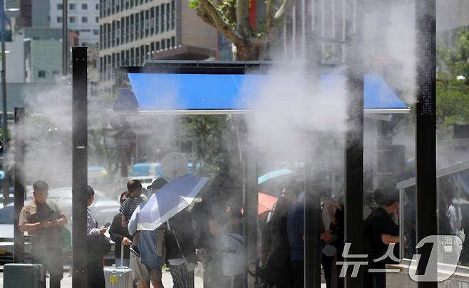 초여름 날씨를 보인 4일 부산 동구 부산역 앞을 지나는 시민과 관광객들 사이로 쿨링포그가 가동되고 있다. 2025.6.4/뉴스1 ⓒ News1 윤일지 기자