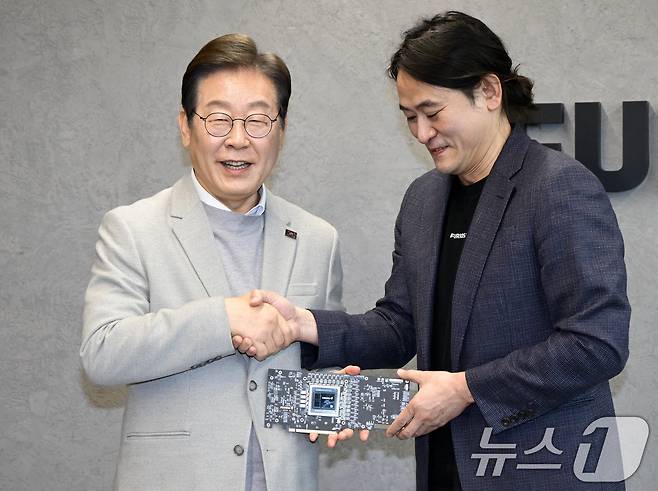 이재명 더불어민주당 대선 예비후보가 14일 서울 강남구 퓨리오사AI에서 백준호 퓨리오사AI 대표와 악수하고 있다. 2025.4.14/뉴스1 ⓒ News1 국회사진취재단