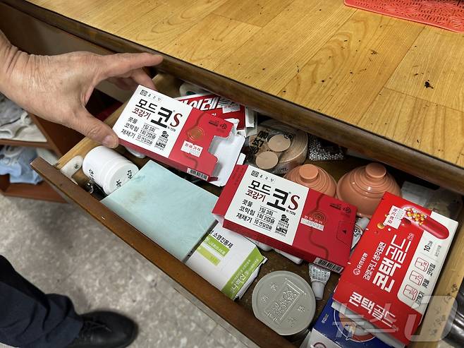 광주 광산구 소촌동 금호타이어 광주공장 인근 상인 가게에 쌓인 약의 모습. 2025.6.4/뉴스1 ⓒ News1 이승현 기자