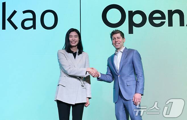 정신아 카카오 대표와 챗GPT 개발사 오픈AI의 샘 올트먼 최고경영자(CEO)가 지난 2월4일 서울 중구 플라자호텔에서 열린 전략적 제휴 체결 공동 기자간담회에서 악수를 나누고 있다. 2025.2.4/뉴스1 ⓒ News1 오대일 기자