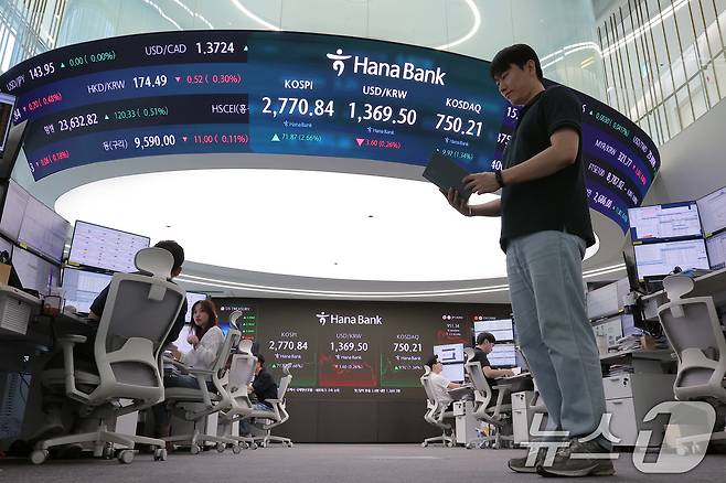 서울 중구 하나은행 본점 딜링룸 전광판./뉴스1 ⓒ News1 박정호 기자
