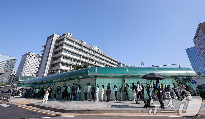 미국 도널드 트럼프 행정부가 관광비자를 비롯한 비(非)이민비자 신청자를 상대로 돈을 더 내면 비자 인터뷰 순서를 앞당길 수 있는 급행료를 검토하고 있다고 로이터통신이 4일(현지시간) 보도했다. 보도에 따르면 트럼프 행정부는 1천 달러(약 136만 원)를 내면 비자 인터뷰를 더 빨리 잡아주는 프리미엄 서비스를 고려하고 있다. 5일 오전 서울 종로구 주한미국대사관 앞에 미국 비자를 발급 받으려는 시민들이 줄 지어 서 있다. 2025.6.5/뉴스1 ⓒ News1 김성진 기자