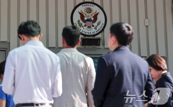 5일 오전 서울 종로구 주한미국대사관 앞에 미국 비자를 발급 받으려는 시민들이 줄 지어 서 있다. 2025.6.5/뉴스1 ⓒ News1 김성진 기자