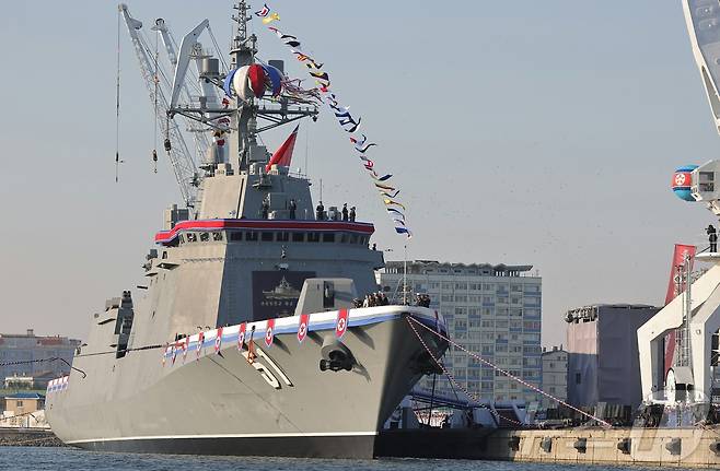 (평양 노동신문=뉴스1) = 북한의 5000톤급 신형 구축함. [국내에서만 사용가능. 재배포 금지. DB 금지. For Use Only in the Republic of Korea. Redistribution Prohibited] rodongphoto@news1.kr