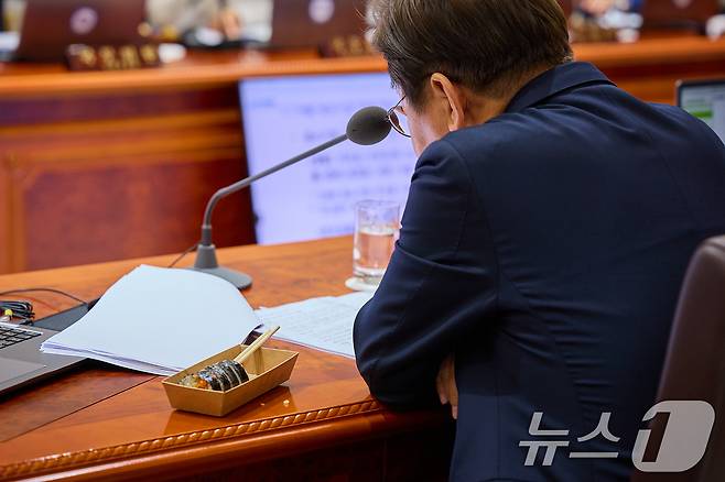 이재명 대통령이 5일 서울 용산구 대통령실 청사에서 열린 국무회의 중 점심으로 김밥을 먹고 있다. (대통령실 제공. 재판매 및 DB 금지) 2025.6.5/뉴스1 ⓒ News1 허경 기자