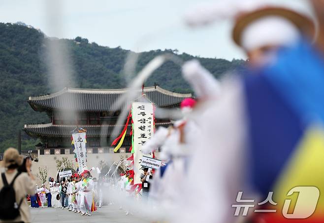 제1회 국악의날인 5일 오후 서울 종로구 광화문광장에서 '여민락 대축제' 국악의 날 기념 퍼레이드가 열리고 있다. 2025.6.5/뉴스1 ⓒ News1 오대일 기자