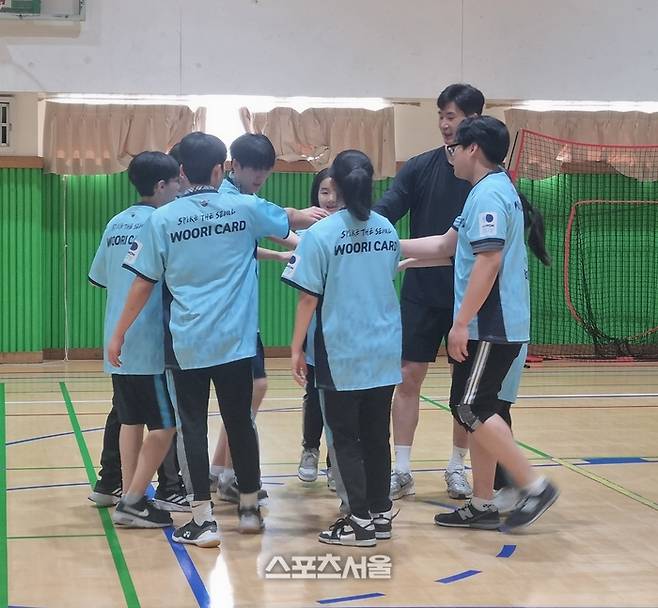 박철우(오른쪽엣서 두 번째)가 장승중학교 스포츠클럽 배구 교실에서 선수들과 함께하고 있다. 사진 | 박준범기자