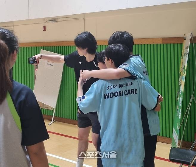 장승중학교 스포츠클럽 배구 교실.이 끝난 뒤 김동민이 선수들과 사진 촬영에 임하고 있다. 사진 | 박준범기자