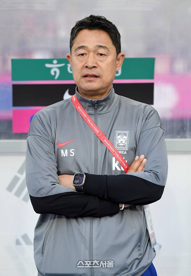 이민성 감독이 5일 용인 미르스타디움에서 열린 하나은행초청 한국과 호주의 U-22 축구구가대표팀 친선경기에 앞서 그라운드를 바라보고 있다. 2025. 6. 5.  용인 | 박진업 기자 upandup@sportsseoul.com