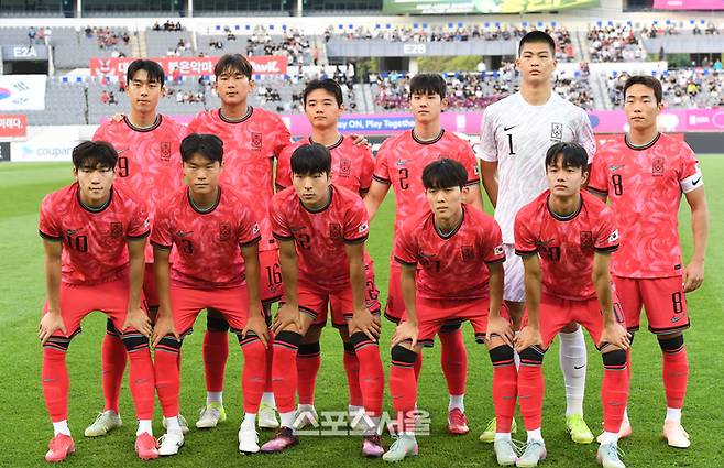 대한민국 U-22 축구국가대표팀이 5일 용인 미르스타디움에서 열린 하나은행초청 호주와의 친선경기에 앞서 기념촬영을 하고 있다. 2025. 6. 5.  용인 | 박진업 기자 upandup@sportsseoul.com