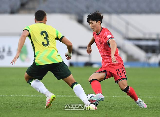 대한민국 U-22 축구국가대표팀의 윤재석(오른쪽)이 5일 용인 미르스타디움에서 열린 하나은행초청 호주와의 친선경기에서 드리블 돌파를 시도하고 있다. 2025. 6. 5.  용인 | 박진업 기자 upandup@sportsseoul.com