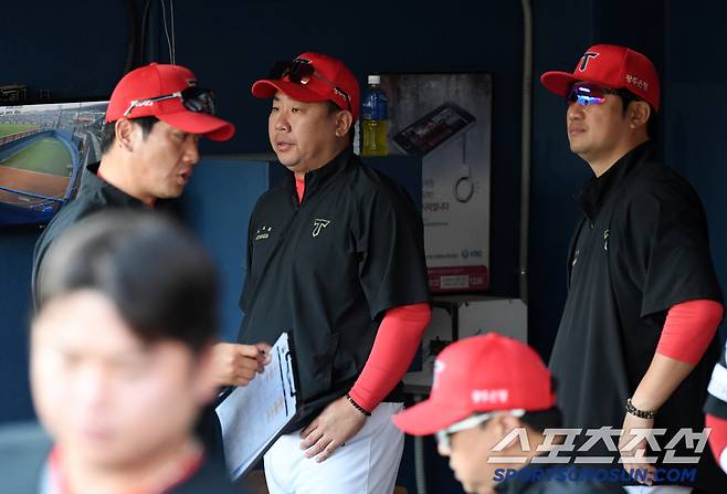 3회 무사 2,3루 역전 찬스에서 단 1점도 올리지 못하고 허무하게 홈에서 김호령과 박찬호가 아웃 당하자 이범호 감독을 할 말을 잃었다.