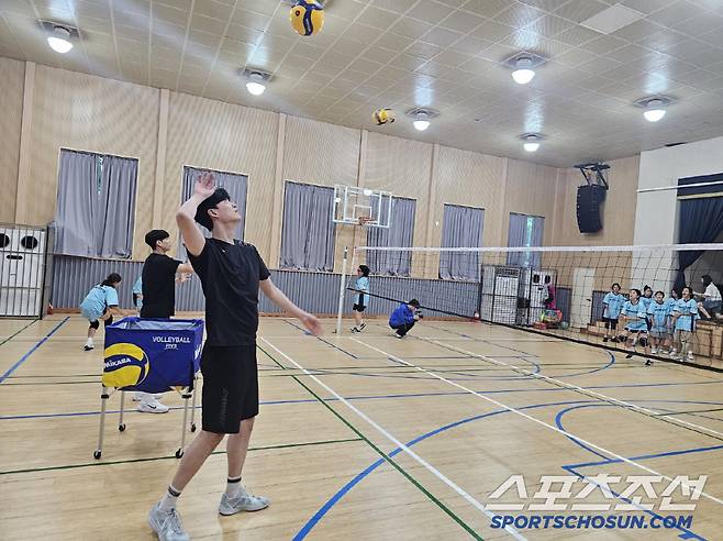 리시브 훈련을 진행하는 박준혁과 이유빈. 정동=이종서 기자