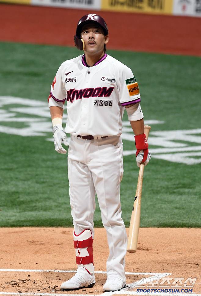 30일 서울 고척스카이돔에서 열린 키움 히어로즈와 롯데 자이언츠의 경기. 키움 이용규가 숨을 고르고 있다. 고척=박재만 기자 pjm@sportschosun.com/2025.04.30/