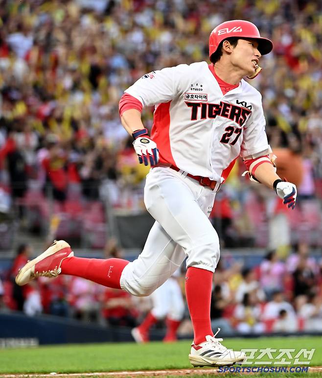 17일 광주KIA챔피언스필드에서 열린 두산과 KIA의 더블헤더 2차전 경기, 2회말 KIA 김호령이 2루타를 치고 질주하고 있다. 광주=허상욱 기자wook@sportschosun.com/2025.05.17/