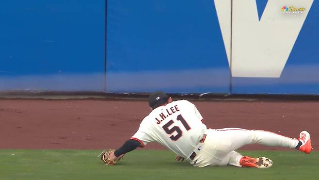 이정후가 2회초 샌디에이고 페르난도 타티스 주니어의 안타성 타구를 몸을 날려 잡아내고 있다. 사진=MLB.TV 캡처