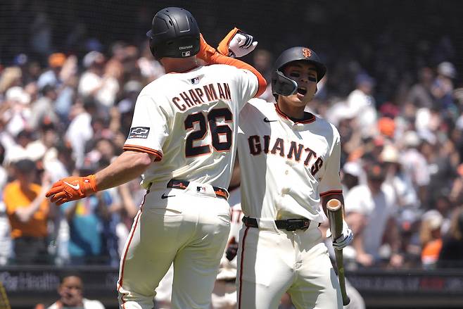 맷 채프먼과 이정후. AFP연합뉴스