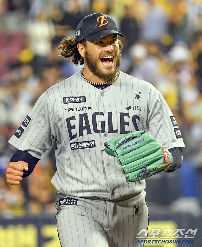28일 잠실구장에서 열린 LG 트윈스와 한화 이글스의 경기. 6회말 2사 2루 LG 오스틴을 뜬공 처리한 한화 선발 폰세가 포효하고 있다. 잠실=박재만 기자 pjm@sportschosun.com/2025.05.28/