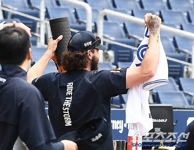 31일 창원 NC파크에서 열린 한화-NC전. 한화 폰세가 팬에게서 선물 받은 류현진의 이름이 적힌 토론토 유니폼을 자랑하고 있다. 창원=정재근 기자 cjg@sportschosun.com/2025.5.31/
