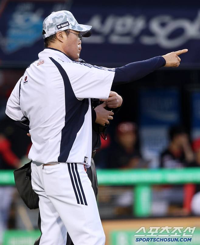 4일 잠실구장에서 열린 두산 베어스와 KIA 타이거즈의 경기. 4회말 1사 2,3루 두산 조성환 감독대행이 김인태 체크스윙에 대해 주심을 찾아 어필하고 있다. 잠실=박재만 기자 pjm@sportschosun.com/2025.06.04/