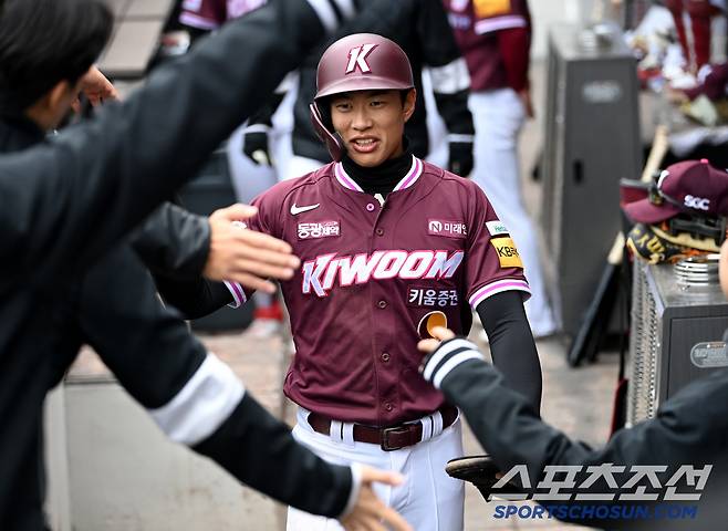 13일 대전 한화생명볼파크에서 열린 키움과 한화의 경기, 1회초 2사 2루 키움 최주환의 선취 1타점 적시타에 홈인한 송성문이 기쁨을 나누고 있다. 대전=허상욱 기자wook@sportschosun.com/2025.04.13/