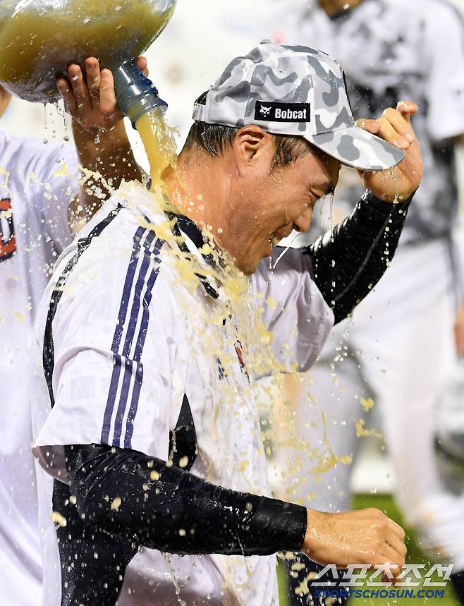 5일 잠실구장에서 열린 두산 베어스와 KIA 타이거즈의 경기. 10회말 2사 1,3루 두산 김민석 끝내기 안타로 연패를 끊은 조성환 감독이 물세례를 받고 있다. 잠실=박재만 기자 pjm@sportschosun.com/2025.06.05/