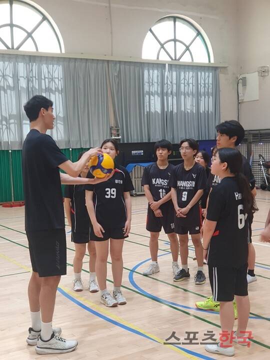 학생들에게 조언을 아끼지 않는 박진우. ⓒ스포츠한국 이정철 기자