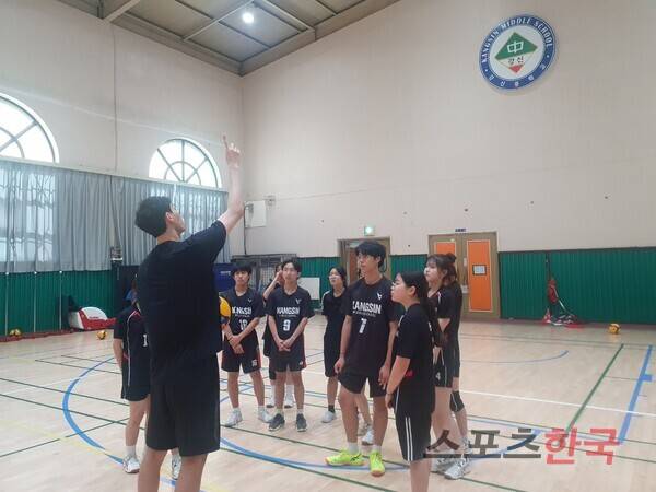 학생들을 지도하는 박진우. ⓒ스포츠한국 이정철 기자