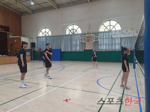 박진우-한성정과 함께 전위에서 활약한 세터 곽은서(오른쪽). ⓒ스포츠한국 이정철 기자