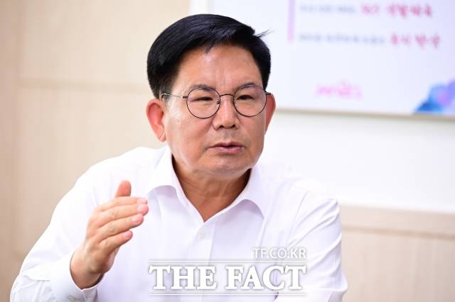 박강수 마포구청장이 27일 서울 마포구청 집무실에서 더팩트와 인터뷰를 하고 있다. /남윤호 기자