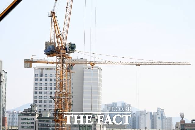 서울 주요 정비사업 현장에서 공사비 문제로 조합과 시공사 간 갈등이 지속하고 있다. /더팩트 DB