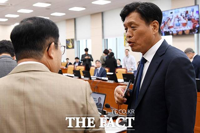 권성동 국민의힘 원내대표의 사퇴에 대해 더불어민주당은 "진작에 물러났어야 했다"며 정치적 책임이 늦었다는 입장을 밝혔다./남용희 기자