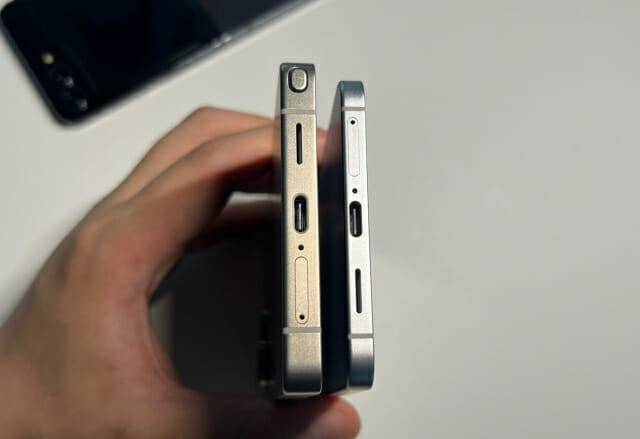 기기 아랫면. 왼쪽부터 갤럭시S25 울트라, 갤럭시S25 엣지 (사진=지디넷코리아 신영빈 기자)