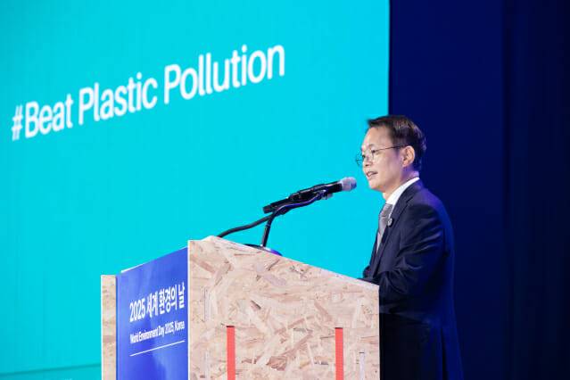 이병화 환경부 차관이 5일 제주국제컨센션센터에서 열린 '2025 세계 환경의 날 기념식'에서 개회사를 하고 있다.
