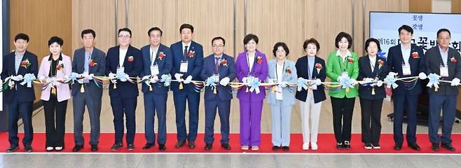 대구꽃박람회 개막식에 참석한 초청 인사들이 테이프 커팅을 하고 있다.