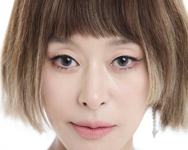 드레스는 루치아박, 주얼리는 무아초 제품