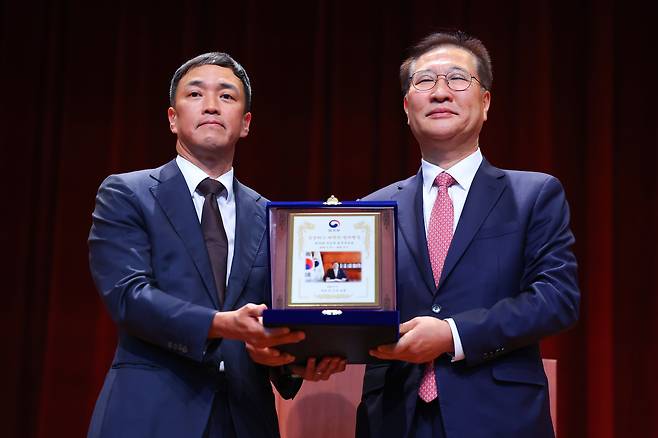 박성재 법무장관이 5일 정부과천청사 법무부에서 열린 이임식에서 변필건 기조실장으로부터 감사패를 받고 기념 촬영하고 있다./연합뉴스