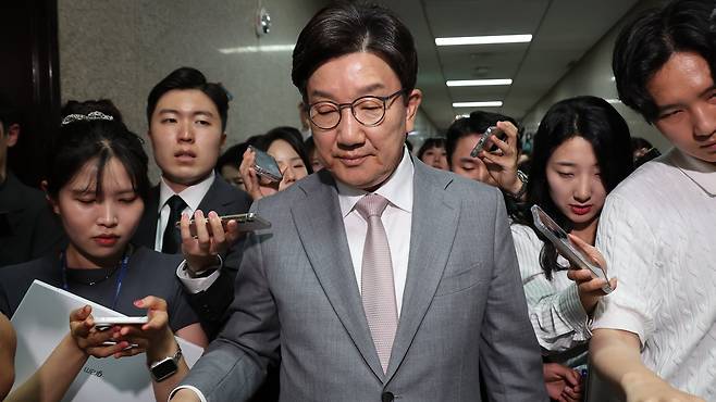 국민의힘 권성동 원내대표가 5일 서울 여의도 국회 국민의힘 비상대책위원장실을 나와 원내대표실로 향하며 취재진의 질문을 받고 있다./연합뉴스