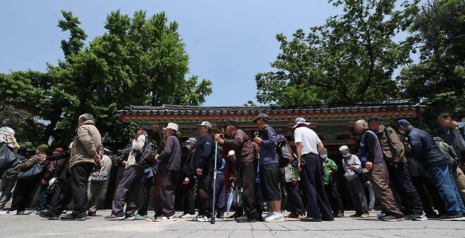 지난 12일 서울 종로구 탑골공원 무료급식소에서 어르신들이 줄을 서서 기다리고 있다. /뉴스1