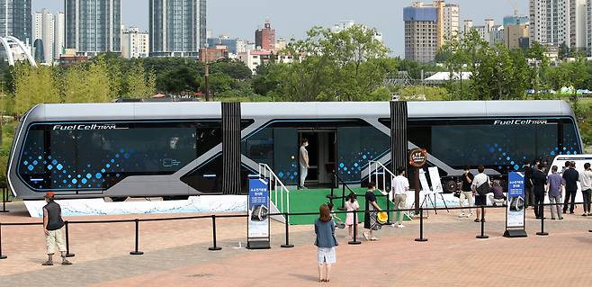 울산 태화강국가정원 만남의 광장에 전시된 수소트램 콘셉트 차량을 시민들이 관람하고 있다./뉴스1