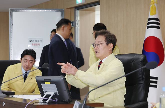 이재명 대통령이 5일 서울 용산 대통령실 청사 국가안전보장회의(NSC) 회의실에서 열린 안전치안점검회의를 준비하고 있다. /연합뉴스