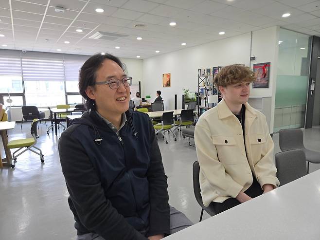 지난 13일 대전 기초과학연구원(IBS)에서 만난 구본경 IBS 단장과 토마스 클롬프스트라(Thomas Maarten Klompstra) 박사과정생./대전=홍아름 기자